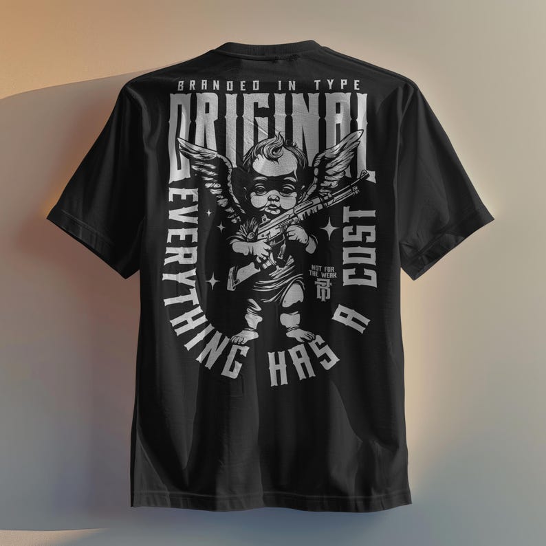 Puede incluir: Camiseta negra con un gr&aacute;fico blanco de un querub&iacute;n sosteniendo una ametralladora. El texto "ORIGINAL" est&aacute; encima del querub&iacute;n, con "EVERYTHING HAS A COST" en un dise&ntilde;o circular. La camiseta tiene mangas cortas.