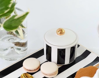 Sucrier en céramique blanche orné de détails dorés. Différents modèles. Couvercle doré. Idéal pour un service à thé ou cappuccino.