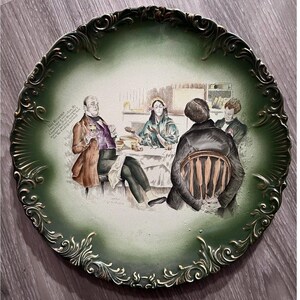 Plato de porcelana Balt Haynes de 1920, dorado verde, del dibujante C. D. Gibson, colgado en la pared.
