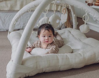 Gimnasio de juegos acolchado para bebés con juguetes sensoriales y alfombra de actividades neutra - Remy