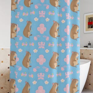 Cortina de ducha con diseño de capibara, decoración de baño kawaii, divertida cortina de ducha azul y rosa, diseño de baño coqueto, flores de cerezo en flor