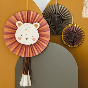Può includere: Un set di ventagli decorativi di carta dai toni caldi. Il ventaglio più grande presenta una faccia di leone con una criniera marrone e una coda a nappe. Altri ventagli sono nelle tonalità del marrone e dell'oro. Ideali per decorazioni di feste o asili nido.