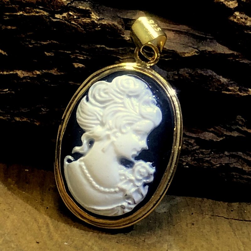 [France] Arctic Cameo Necklace