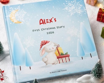 Puede incluir: Un libro de tapa dura cuadrado con una escena invernal azul claro que muestra un conejo blanco con un gorro de rayas rojas y blancas, sosteniendo una cesta de regalo. El texto dice Alex's First Christmas Story 2026 y by Annie's Little Treasure.