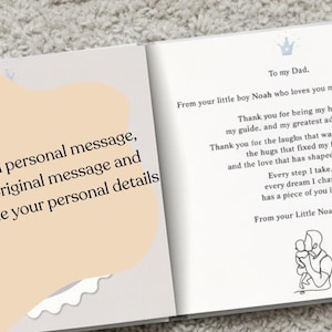 Puede incluir: Un libro abierto con una p&aacute;gina blanca que presenta un icono de corona azul, un poema dirigido a un padre y un dibujo lineal de un adulto sosteniendo a un ni&ntilde;o. La p&aacute;gina izquierda tiene una superposici&oacute;n beige con el texto: Add your own personal message, or keep the original message and simply include your personal details.