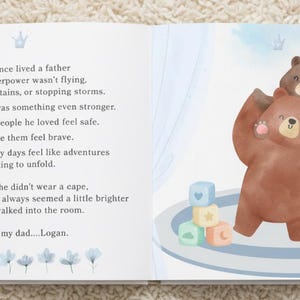 Puede incluir: Un libro infantil abierto con texto en la p&aacute;gina izquierda que comienza con 'There once lived a father' y una ilustraci&oacute;n en acuarela en la p&aacute;gina derecha que muestra un oso pardo grande cargando a un osezno, rodeado de bloques de juguete.