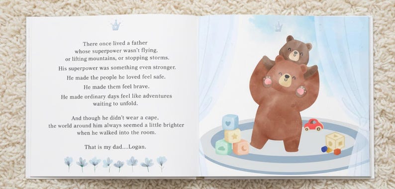 Puede incluir: Un libro infantil abierto con texto en la p&aacute;gina izquierda que comienza con 'There once lived a father' y una ilustraci&oacute;n en acuarela en la p&aacute;gina derecha que muestra un oso pardo grande cargando a un osezno, rodeado de bloques de juguete.