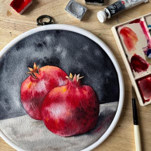 Dipinto ad acquerello originale – Melograni in cornice rotonda bianca / Natura morta con frutta rossa - Carta Arches pressata a freddo al 100% cotone