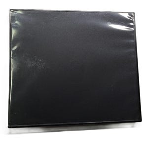 Puede incluir: Una carpeta de tres anillas de color negro con una cubierta de plástico transparente en la parte frontal. La carpeta tiene una forma rectangular con un acabado oscuro y liso, e incluye una funda transparente para insertar una etiqueta.