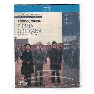 Può includere: Custodia Blu-ray del film polacco "Ziemia Obiecana" (La terra promessa) di Andrzej Wajda. La copertina presenta un'immagine del film con tre uomini in abiti e cappotti. La custodia include sottotitoli in inglese e premi di festival.