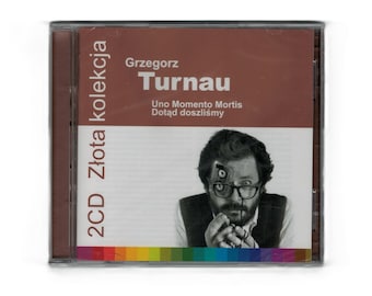 Può includere: Un cofanetto CD con un'immagine color seppia di un uomo con occhiali e barba. Il testo "Grzegorz Turnau" è sopra il testo "Uno Momento Mortis Dotąd doszliśmy". Le parole "2CD Złota kolekcja" sono a sinistra.