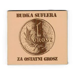 Peut inclure: Une carte carrée de couleur beige avec du texte marron et un motif de pièce de monnaie circulaire. Le texte indique "BUDKA SUFLERA" en haut et "ZA OSTATNI GROSZ" en bas. La pièce porte le chiffre "1" et le mot "GROSZ".