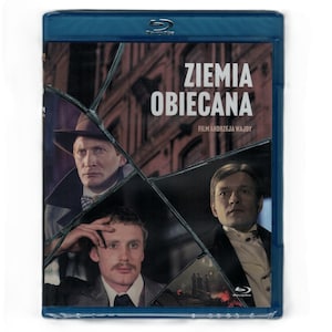 Può includere: Una custodia per disco Blu-ray del film "Ziemia Obiecana" (La terra promessa) di Andrzej Wajda. La copertina presenta un'immagine frammentata di tre uomini in abiti d'epoca, con il titolo del film in grandi lettere bianche.