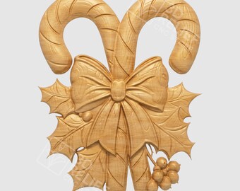 Puede incluir: Una decoración navideña de madera tallada con dos bastones de caramelo, un lazo, hojas de acebo y bayas. El diseño es intrincadamente detallado, con vetas de madera visibles y un acabado natural. El tema general es festivo y navideño.