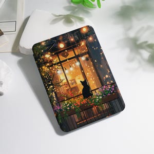 Könnte beinhalten: Eine Hülle mit einer digitalen Illustration einer schwarzen Katze auf einem Balkon, die in ein warm beleuchtetes Interieur blickt. Der Balkon ist mit bunten Blumen geschmückt, und Lichterketten beleuchten die Szene. Die Hülle hat eine dunkle, künstlerische Ästhetik.