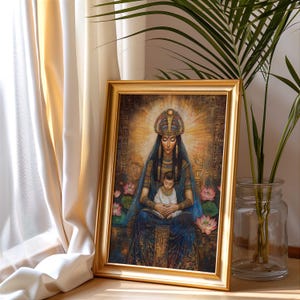 Pu&ograve; includere: Un dipinto incorniciato di una donna con una corona dorata e un abito blu che tiene un bambino. La donna &egrave; circondata da fiori di loto e uno sfondo dorato. Il dipinto &egrave; in una cornice dorata.