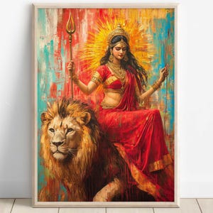 Puede incluir: Una pintura de la diosa hindú Durga, montando un león. Lleva un sari rojo y sostiene un tridente. El fondo es un diseño abstracto de colores.