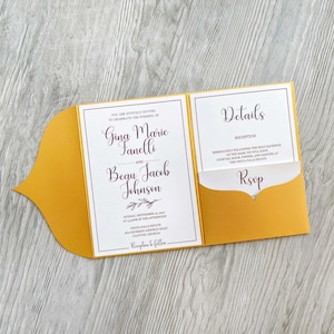 Puede incluir: Una invitación de boda amarilla y blanca con un bolsillo para una tarjeta RSVP. La invitación presenta los nombres "Gina Marie Fanell" y "Beau Jacob Johnson" en escritura cursiva burdeos. El texto "Detalles" está impreso en burdeos en la tarjeta RSVP.