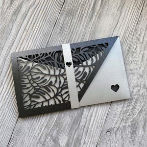 Plantilla de sobre de efectivo de hojas tropicales svg con banda de vientre de corazón, tarjeta de regalo cortada con láser de boda, soporte de dinero cricut de cumpleaños, cameo Papercut