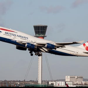 Puede incluir: Un avi&oacute;n Boeing 747 de British Airways despegando. La aeronave es blanca con detalles azules y rojos, incluido el logotipo de British Airways y la Union Jack en la cola. El avi&oacute;n asciende contra un cielo nublado.