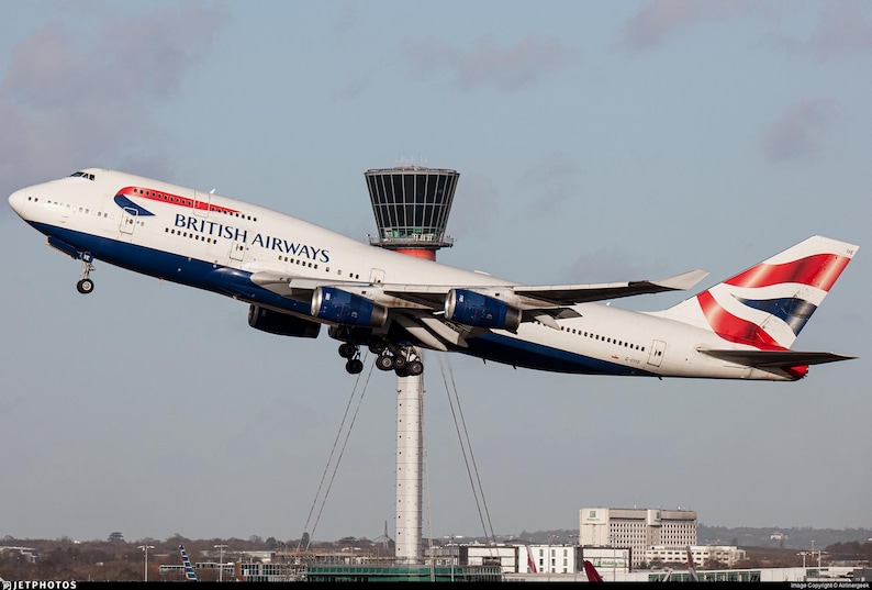 Puede incluir: Un avi&oacute;n Boeing 747 de British Airways despegando. La aeronave es blanca con detalles azules y rojos, incluido el logotipo de British Airways y la Union Jack en la cola. El avi&oacute;n asciende contra un cielo nublado.