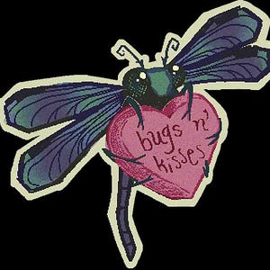 Può includere: Illustrazione di una libellula con ali blu e verdi e testa verde, che tiene in mano un cuore rosa. Il cuore ha le parole "bugs n' kisses" scritte in bianco. Lo sfondo è nero. L'immagine ha uno stile cartone animato.