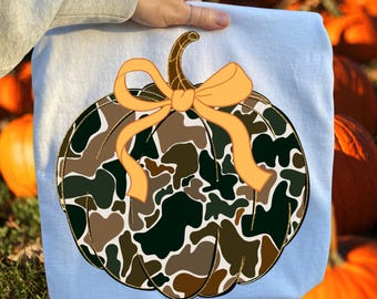 Calabaza de camuflaje PNG, camiseta de otoño con camuflaje, diseño de sublimación de otoño, clipart de calabaza con lazo de Acción de Gracias, otoño rústico PNG, arte de temporada de caza