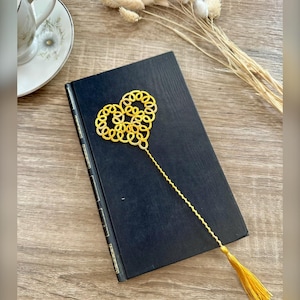 Tatted lace heart bookmark - cotton lace work bookmark - book readers - lace bookmark - variegate thread - gifts for book lovers - tatting