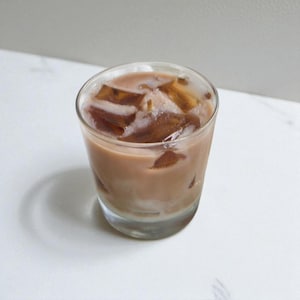 Candela profumata Ice Latte – Aspetto realistico della bevanda al caffè – Candela in tazza di cera di soia fatta a mano – Regalo per baristi – Decorazione per bar – Estetica per buongustai