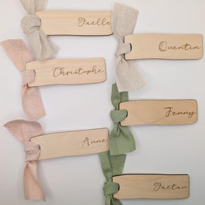 Marque-place personnalisé en bois et tissu rose pastel ou vert sauge ou beige clair pour un mariage, anniversaire, fête, baptême