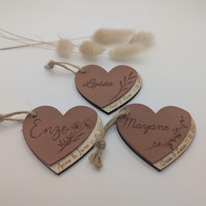 Segnaposto personalizzato a forma di cuore in legno e tessuto terracotta