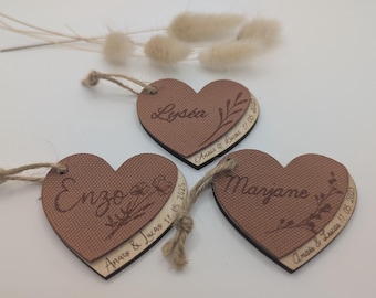 Personalized heart-shaped place card in wood and terracotta fabric for a wedding, birthday, party, christening, or as a guest favor.