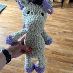Gehaakte pluche eenhoorn: handgemaakte crèmekleurige en paarse amigurumi