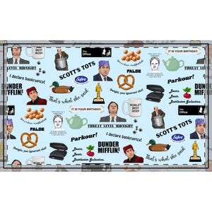 Könnte beinhalten: Eine hellblaue Collage mit verschiedenen Bildern und Zitaten aus der Fernsehserie "The Office". Das Design umfasst Bilder von Charakteren, Sätze wie "That's what she said" und das Dunder Mifflin-Logo. Das Gesamtthema ist eine Hommage an die beliebte Sitcom.