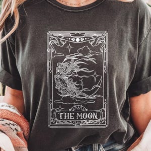 Comfortkleuren, shirt maan, shirt maan tarotkaart, shirt tarotkaart, shirt hemelse maan, shirt boho maan, spiritueel T-shirt hekserij