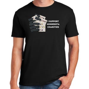 Puede incluir: Camiseta negra con el texto blanco "I Support Minnesota Charities". La camiseta presenta un gráfico de tarjetas de donación apiladas con diseños coloridos. La camiseta es de estilo cuello redondo clásico.