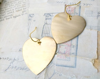 Pendientes de corazón dorados: latón crudo cepillado, regalo de San Valentín