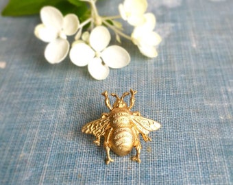 Broche bourdon petite abeille dorée épinglette abeille abeille épinglette abeille or bijoux des bois jardin mariage insecte boutonnière épinglette