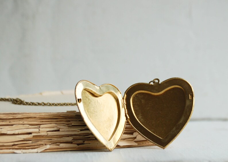 Gold Heart Locket Pendant Large Heart Necklace Valentine Locket Gift for Her Anniversary Gift Gold Heart Pendant Gift for Mom Vintage Locket