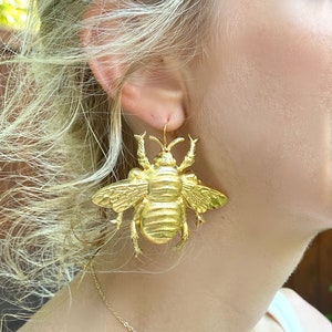 Grandes boucles d&#39;oreilles abeille en laiton doré : bijoux tendance bourdon