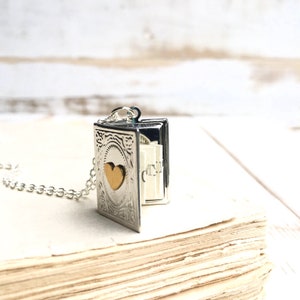 Collar con medallón de libro de plata, medallón con mensaje secreto, regalo de San Valentín para amantes de los libros, joyería para dama de honor, colgante con medallón de libro