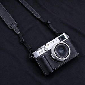 Handgjort halvkamerafodral i mikrofiberläder för Fujifilm X100VI | Vintage kamerafodral, fotografpresent, anpassat Fuji X100 VI-skydd