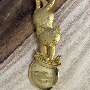 Vintage signed JJ Gold Tone Mischievous Cat and Fish Bowl Brooch