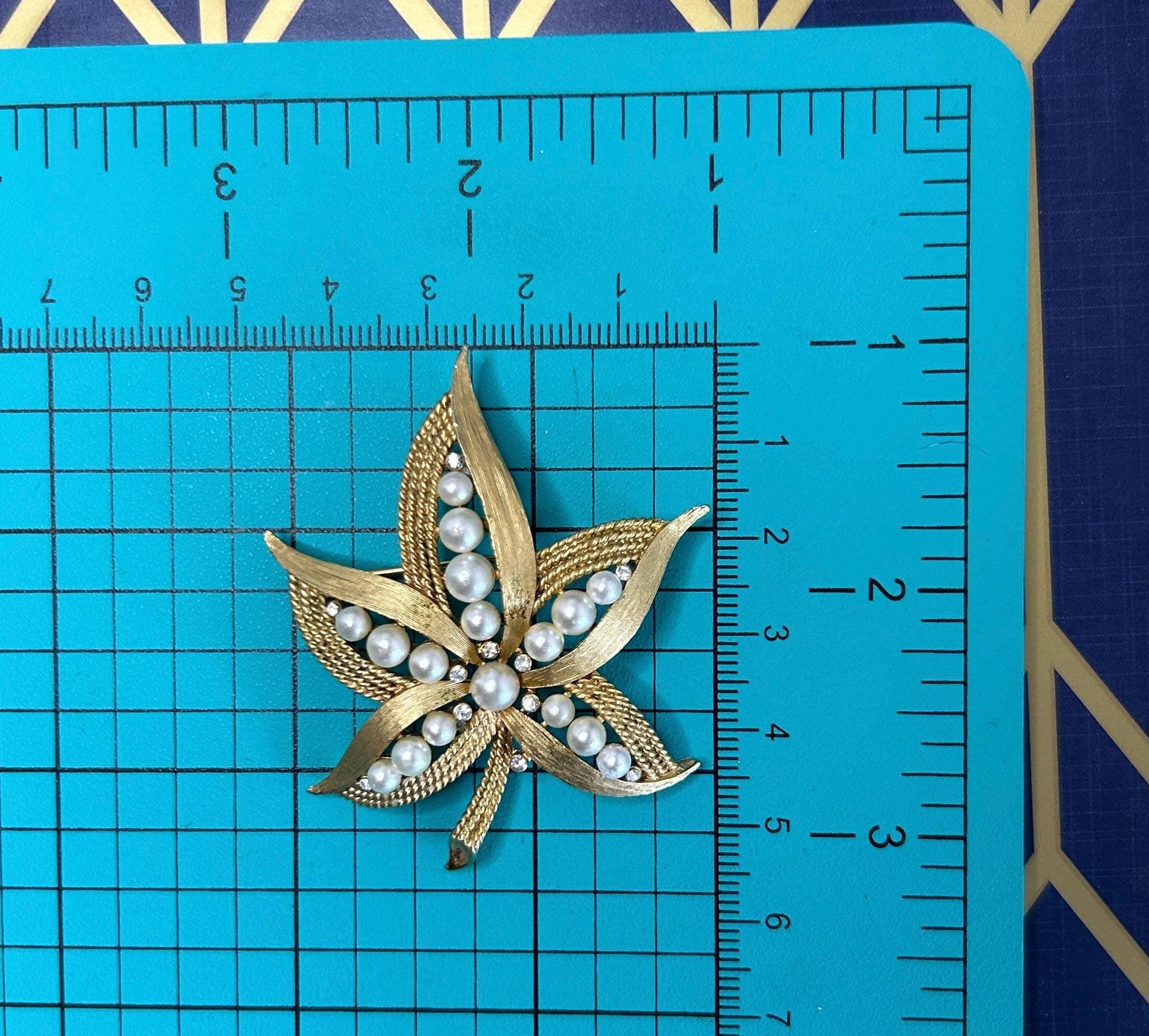 CROWN TRIFARI☆1958☆allure☆フロストリーフリースブローチ Vintage Crown Trifari Leaf Brooch With Pearls and Crystal