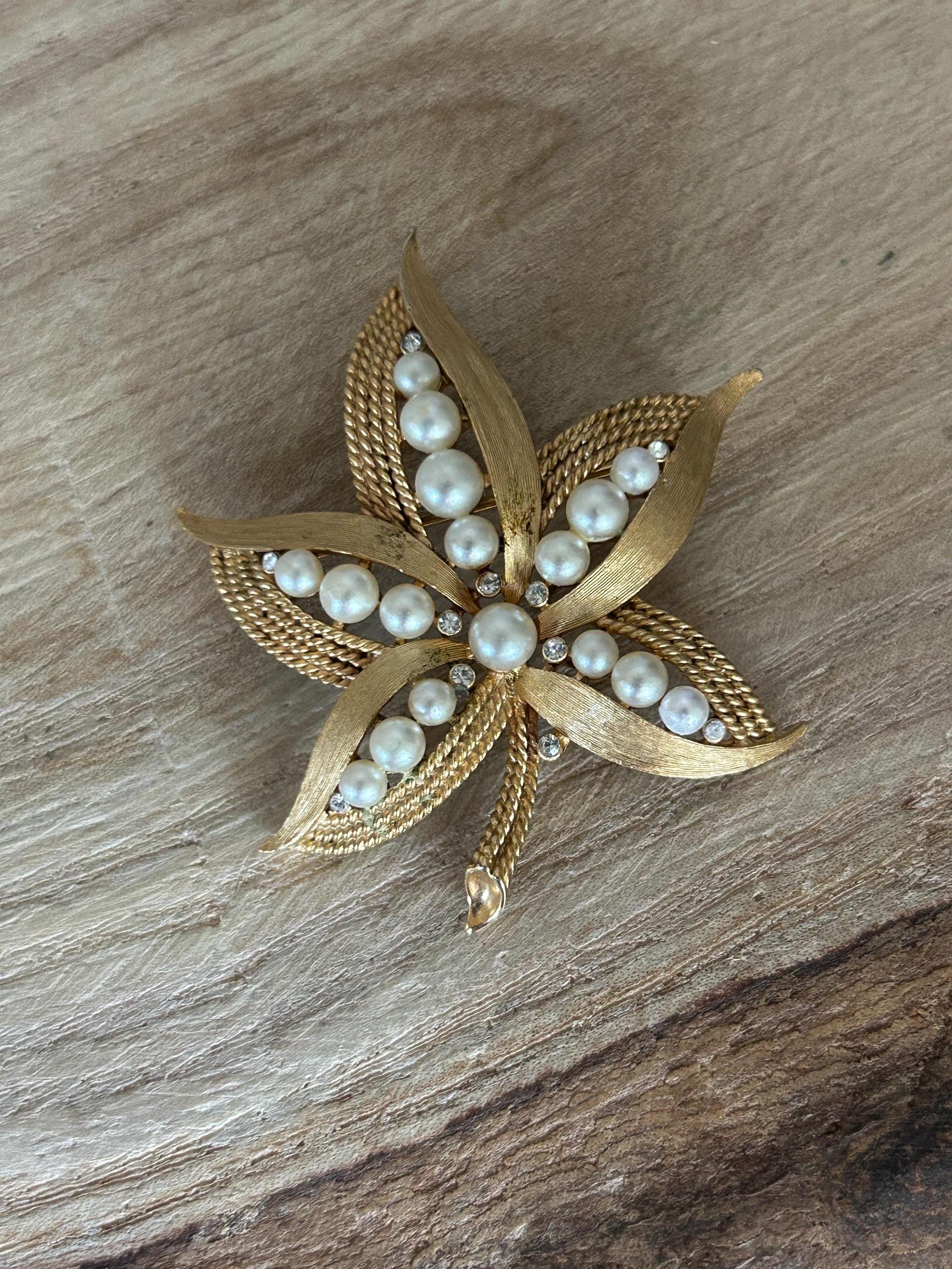 美品　CROWN TRIFARI パールとリーフのブローチ Vintage Crown Trifari Leaf Brooch With Pearls and Crystal