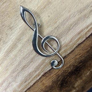 Vintage Minimalist Silver Tone Treble Clef Brooch Lapel Pin