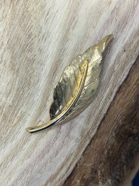 Vintage Avon Mid Century Gold Tone Falling Leaf Brooch
