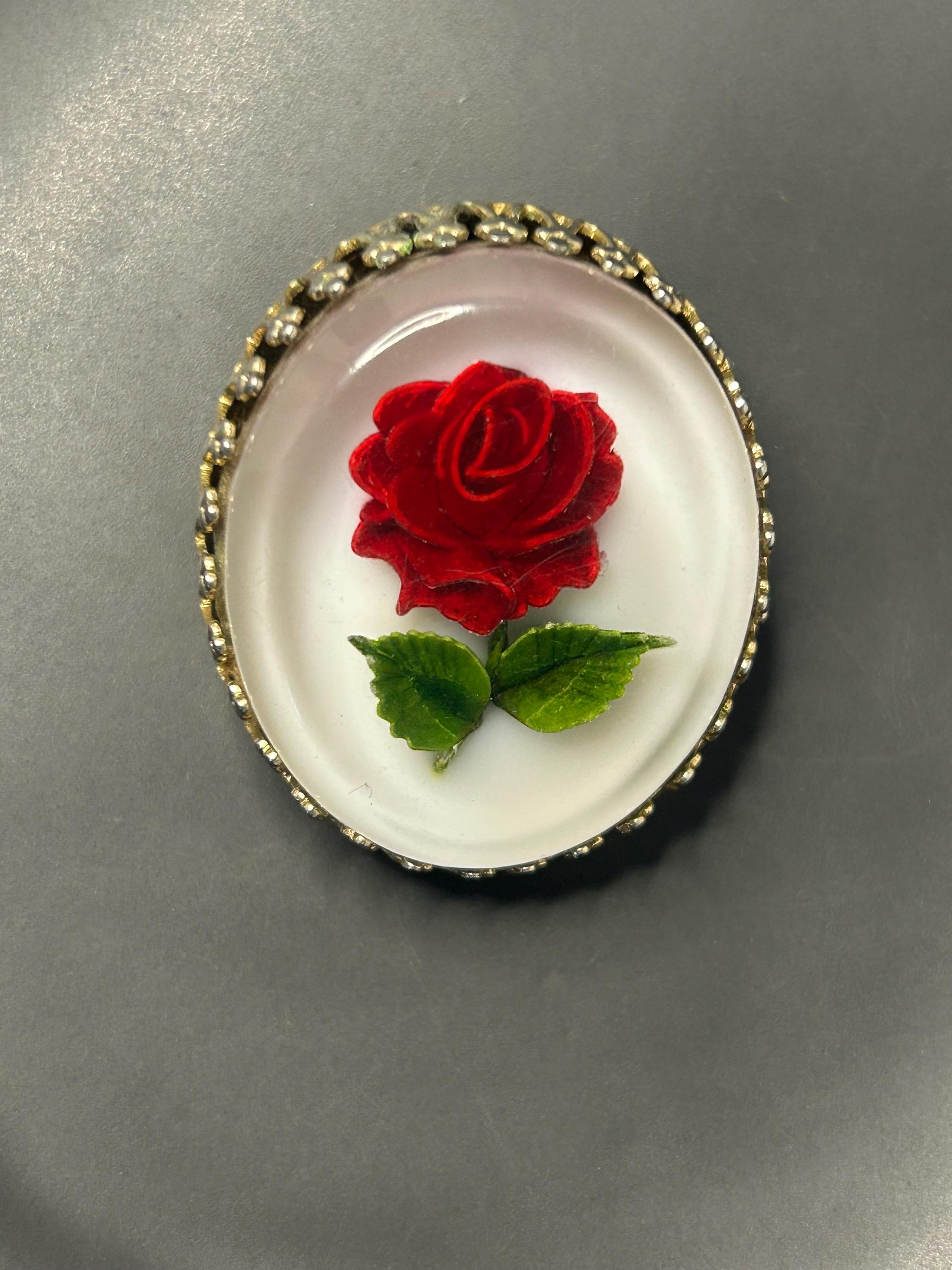 1940年代のヴィンテージ、コロリバース彫刻ローズルーサイトブローチ