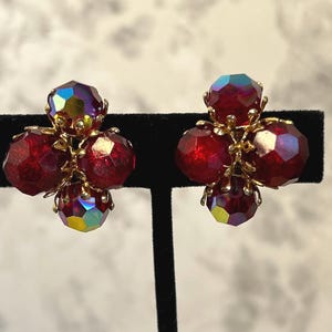 Vintage "Vogue JLRY" robijnrode bordeauxrode Lucite & Aurora Borealis kraal clip-oorbellen