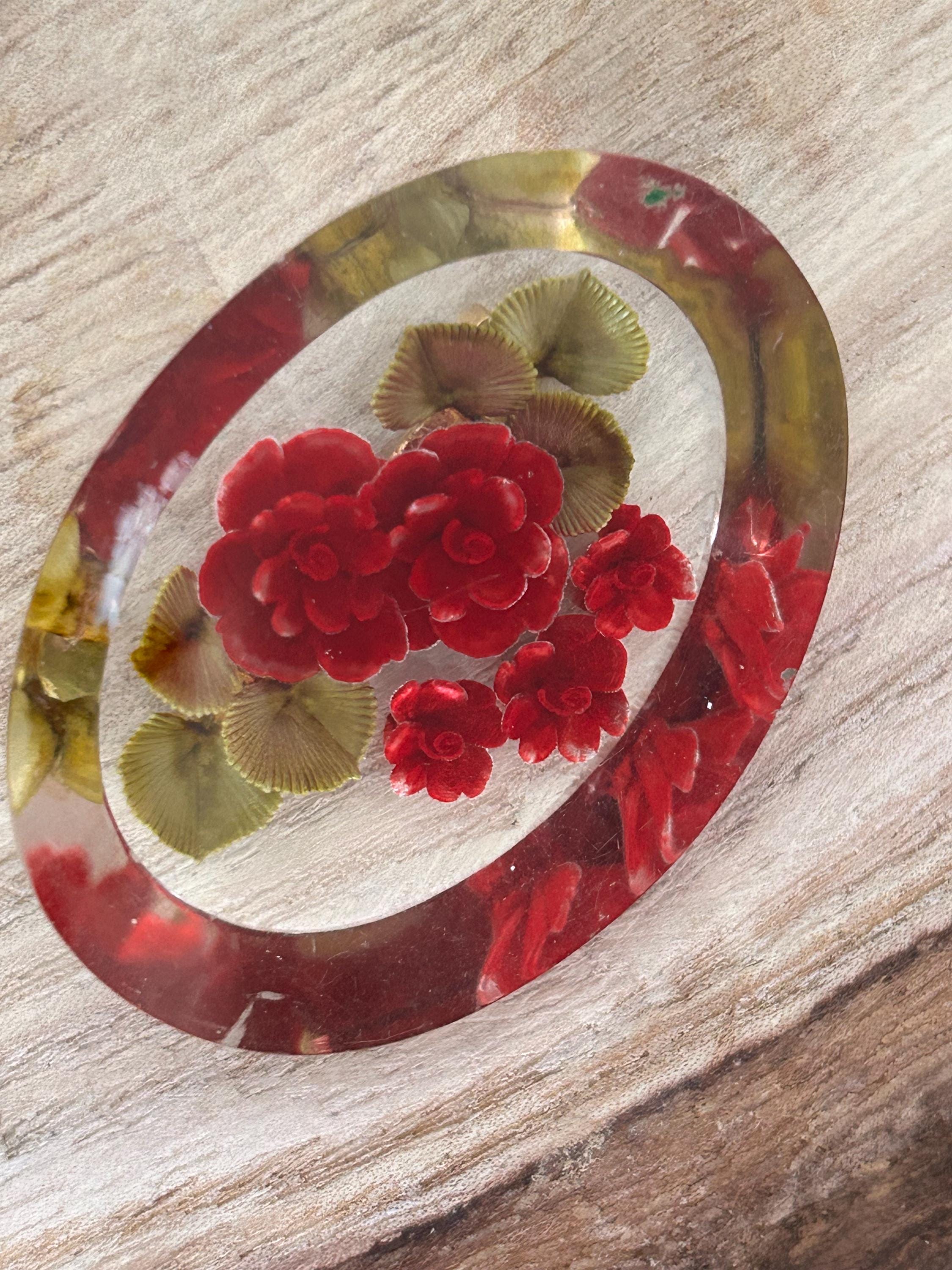 1940年代のヴィンテージ、ルーサイト製の逆さに彫られたバラのブローチ